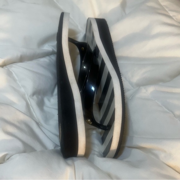 Kate Spade Black White Stripe Flip Flops Sandals 6M Beach Quiet Luxury Resort - Picture 4 of 4